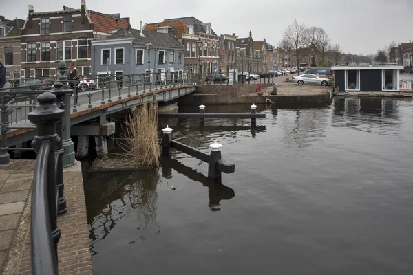 Mensen bezoeken oude stad in Den Bosch, Nederland. Leiden is de 6de grootste agglomeratie in Nederland . — Stockfoto