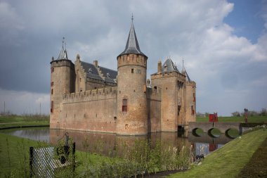 Muiden, Hollanda - 14 Nisan 2018 kalenin Muiderslot yakınındaki Amsterdam Hollanda, Hollanda, Avrupa'nın Muiden köyünde