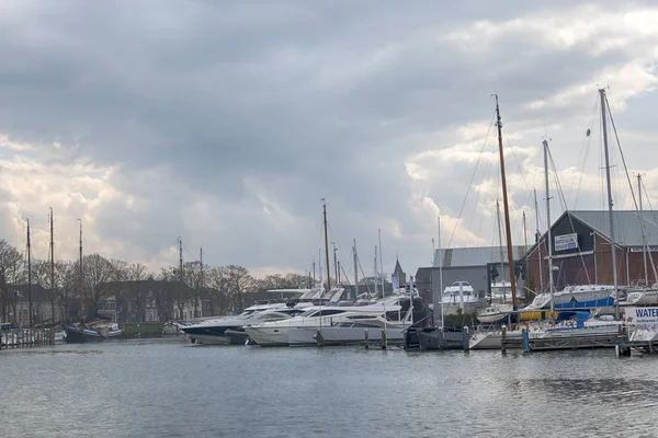 Puerto y el castillo Muiderslot en el pueblo holandés — Foto de Stock