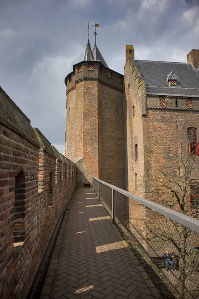 Il castello Muiderslot nel villaggio Muiden in Olanda, Paesi Bassi, Europa — Foto Stock