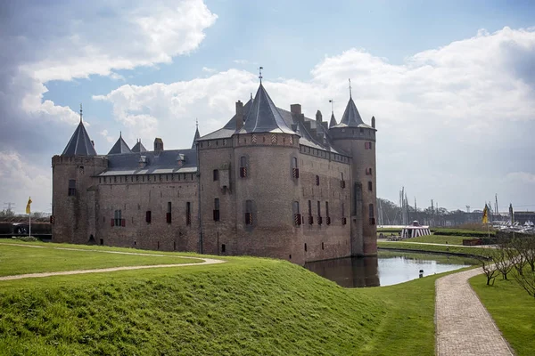 A kastély Muiderslot a faluban Muiden Holland, Hollandia, Európa — Stock Fotó