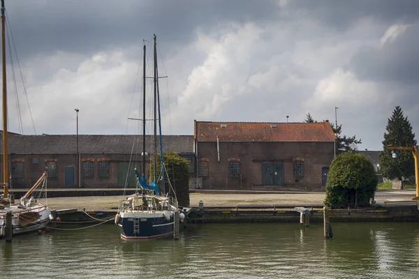 Hafen und das Muiderslot-Schloss im holländischen Dorf — Stockfoto