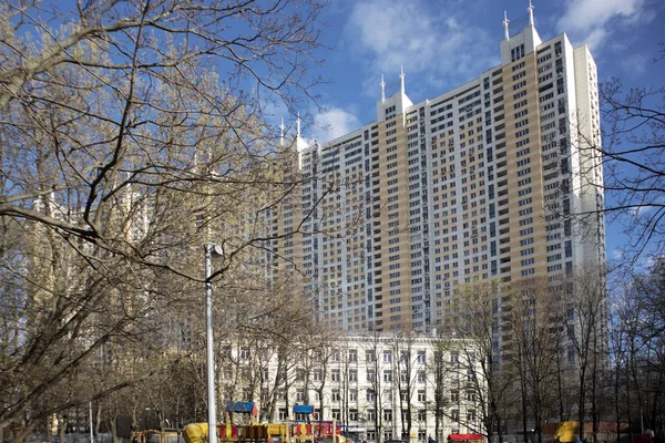 Arka planı Stalin döneminin eski beş katlı ev