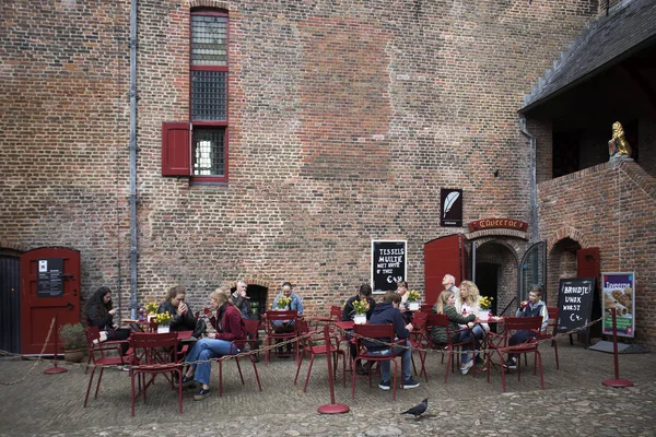 El castillo Muiderslot en el pueblo de Muiden en Holanda, los Países Bajos, Europa — Foto de Stock
