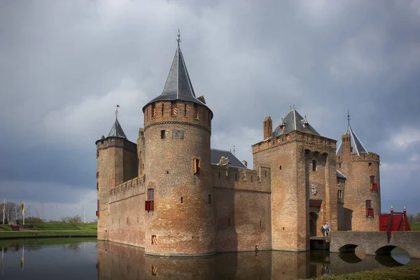 A kastély Muiderslot a faluban Muiden Holland, Hollandia, Európa — Stock Fotó