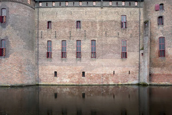 Il castello Muiderslot nel villaggio Muiden in Olanda, Paesi Bassi, Europa — Foto Stock