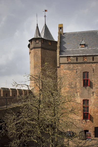 Het kasteel Muiderslot in het dorp Muiden in Holland, Nederland, Europa — Stockfoto