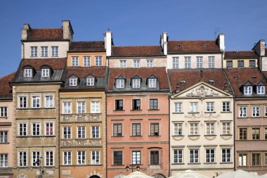 Varşova. Old Town pazar yeri - Rynek Starego Miasta Merkezi ve Varşova en eski bölümü olan güneşli bir günde,