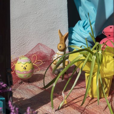 Paskalya vitrinler yumurta, Hediyelik eşya ve willows ile dekore edilmiş eski şehir