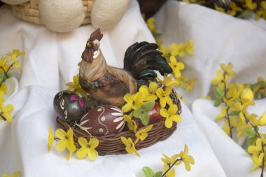 Paskalya vitrinler yumurta, Hediyelik eşya ve willows ile dekore edilmiş eski şehir