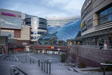 Modern cam alışveriş merkezi Varşova. Bina merkez tren istasyonu yakınında yer alır