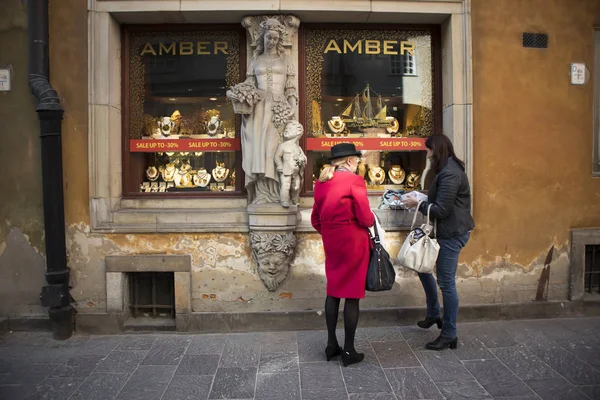 Die Vitrine des Bernsteingeschäfts ist mit einer Statue einer Frau mit Kind dekoriert — Stockfoto