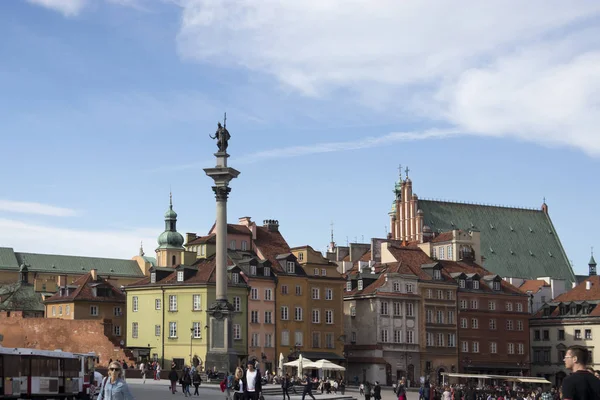 Warsaw. Old Town Market Place - Rynek Starego Miasta on a sunny day, which is the center and oldest part of Warsaw — Stock Photo, Image