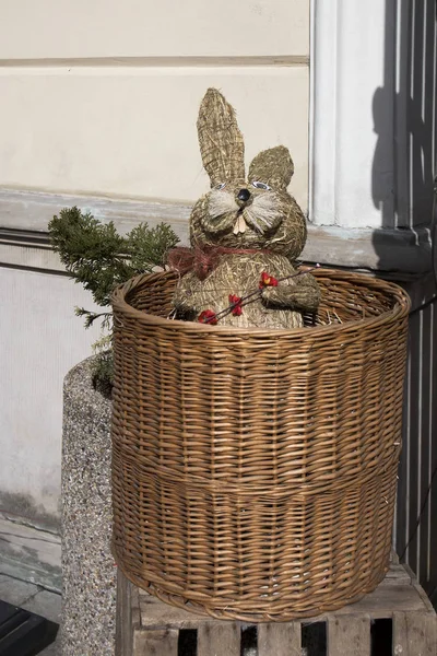 Conejo de Pascua de paja en canasta de mimbre en la tienda para la venta —  Fotos de Stock