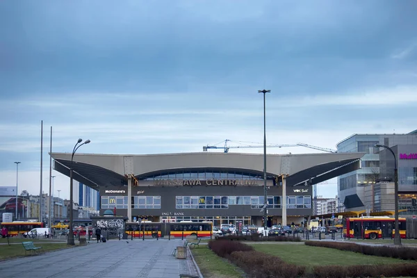 Вид на Варшавскую центральную железнодорожную станцию. Строительство началось в 1972 году и было завершено в 1975 году. Является ли главный железнодорожный вокзал в Варшаве . — стоковое фото