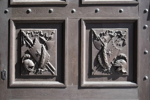 Un fragment d'une porte en bois dans le Palais Royal de Varsovie — Photo