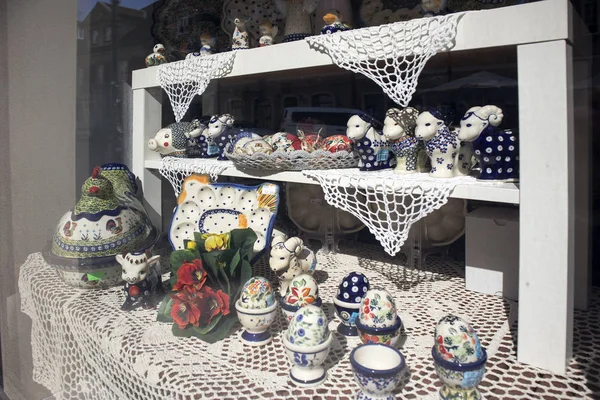 Pasen vitrines in de oude stad, versierd met eieren, souvenirs en wilgen — Stockfoto