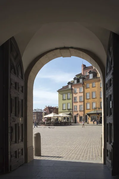 华沙。老镇市场-Rynek Starego Miasta 在一个晴朗的天, 是华沙的中心和最旧的部分 — 图库照片