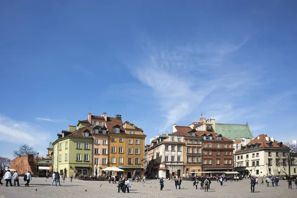 Warsaw. Old Town Market Place - Rynek Starego Miasta on a sunny day, which is the center and oldest part of Warsaw — Stock Photo, Image