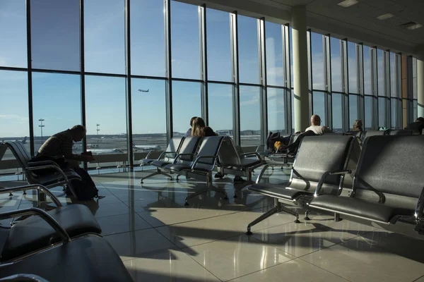 Terminal do aeroporto. Aeroporto Internacional de Sheremetyevo é um aeroporto internacional localizado em Khimki, Oblast de Moscou, Rússia, 29 km a noroeste do centro de Moscou . — Fotografia de Stock