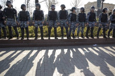 Bir muhalefet protesto mitingi öncesinde devlet başkanı Vladimir Putin'ın açılış töreni sırasında Puşkin Meydanı'nda polis memuru isyan dişli.
