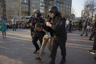 Bir muhalefet protesto mitingi öncesinde devlet başkanı Vladimir Putin'ın açılış töreni sırasında Puşkin Meydanı'nda polis memuru isyan dişli.
