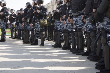 Bir muhalefet protesto mitingi öncesinde devlet başkanı Vladimir Putin'ın açılış töreni sırasında Puşkin Meydanı'nda polis memuru isyan dişli.