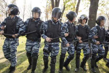 Bir muhalefet protesto mitingi öncesinde devlet başkanı Vladimir Putin'ın açılış töreni sırasında Puşkin Meydanı'nda polis memuru isyan dişli.