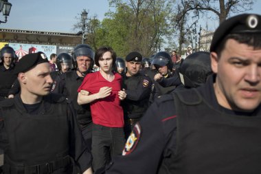 Bir muhalefet protesto mitingi öncesinde devlet başkanı Vladimir Putin'ın açılış töreni sırasında Puşkin Meydanı'nda polis memuru isyan dişli.