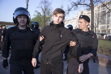 Bir muhalefet protesto mitingi öncesinde devlet başkanı Vladimir Putin'ın açılış töreni sırasında Puşkin Meydanı'nda polis memuru isyan dişli.