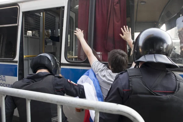 Αξιωματικοί της αστυνομίας στην riot ταχυτήτων στην πλατεία Πούσκιν κατά τη διάρκεια μια αντιπολίτευση συλλαλητήριο διαμαρτυρίας μπροστά από την τελετή των εγκαινίων του Προέδρου Βλαντιμίρ Πούτιν. — Φωτογραφία Αρχείου