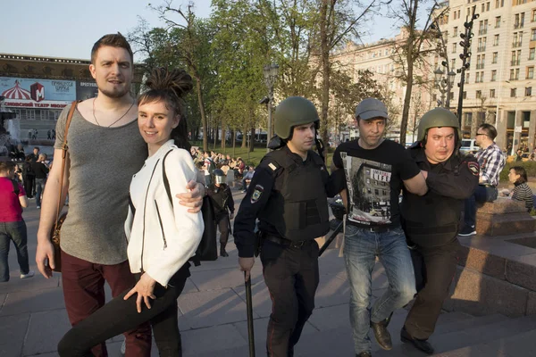 Polizisten in Krawallausrüstung auf dem Puschkin-Platz während einer Protestkundgebung der Opposition vor der Amtseinführung von Präsident Wladimir Putin. — Stockfoto