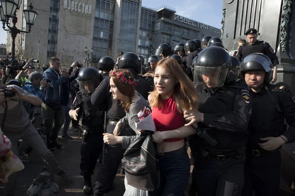 Співробітники поліції в riot передач на Пушкінській площі під час протесту опозиції попереду церемонії інавгурації президента Володимира Путіна. — стокове фото