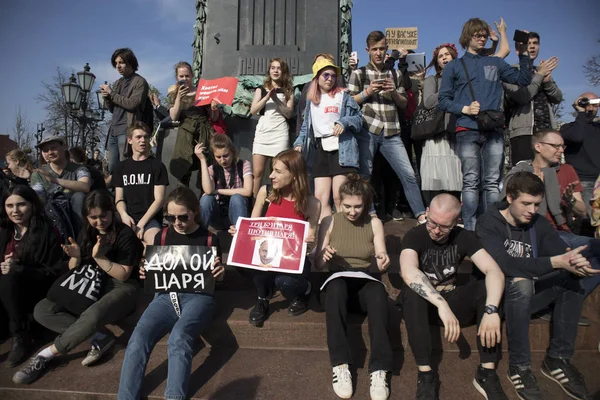Partidarios de la oposición en la plaza Pushkin durante una manifestación de protesta de la oposición antes de la ceremonia de inauguración del presidente Vladimir Putin . — Foto de Stock