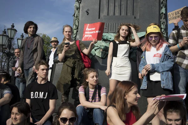 プーシキン広場反対抗議の間に野党支持者はプーチン大統領就任式前ラリーします。. — ストック写真
