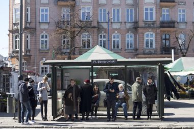Toplu taşıma araçları durdurmak Inflancka yol sürüş araba ve otobüs ile yanındaki bulutlu bir günde