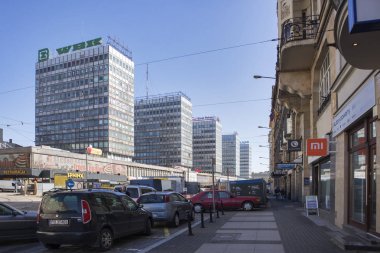 Modern konut ve ticari bina, ticari özellikleri, reklam panoları, insanlar ve sokak trafik ile Poznan, sokak görünümü.