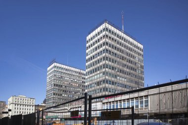 Modern konut ve ticari bina, ticari özellikleri, reklam panoları, insanlar ve sokak trafik ile Poznan, sokak görünümü.