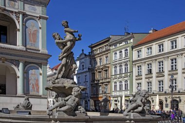 Proserpina heykeli önünde Rönesans eski Belediye Binası