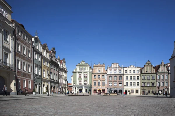 Reihe bunter alter Häuser am historischen Stadtplatz — Stockfoto