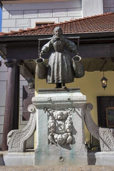 Oude markt sqaure in Poznan. Polen standbeeld van Bamberka Waterfontein beeltenis van een vrouw met schouder-yoke op Stary Rynek plein in Poznan. — Stockfoto