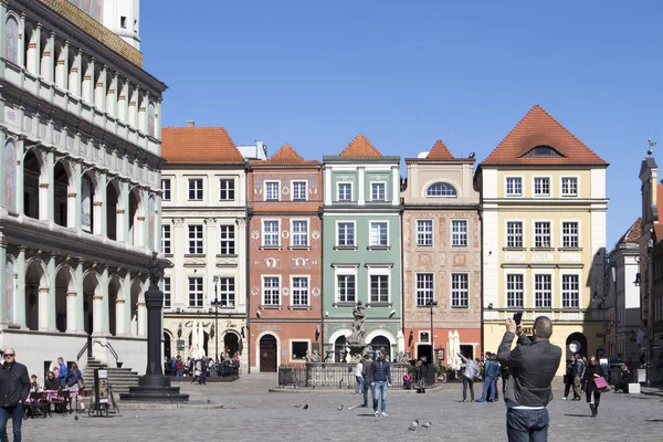 Fila de coloridas casas antiguas en la plaza histórica de la ciudad — Foto de Stock