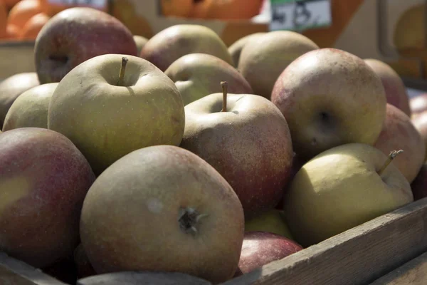 Coxes pomme dans une boîte en bois sur le marché à vendre — Photo