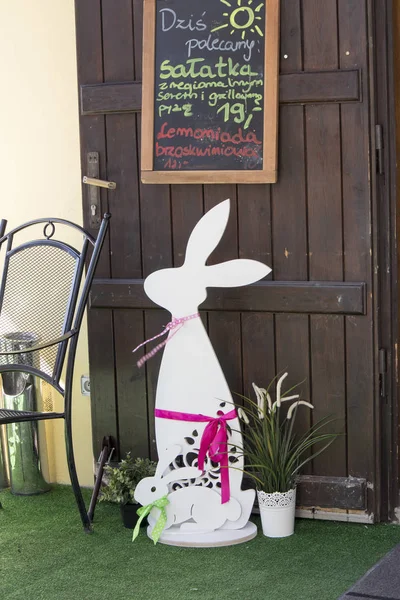 Украшение входа в ресторан в виде большого деревянного кролика — стоковое фото