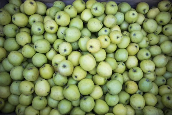 Grönt äpple i trälåda på marknaden till salu — Stockfoto