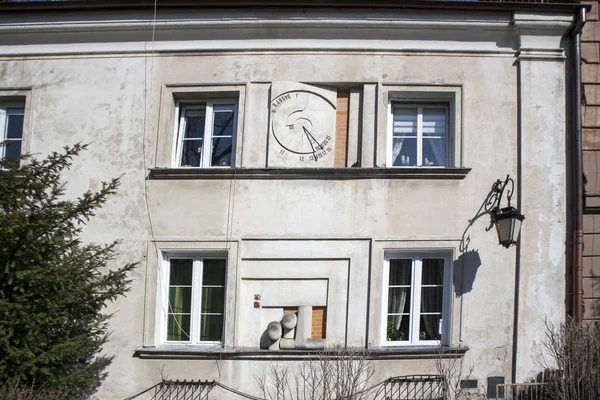 Antyczny zegar słoneczny na zewnętrznej ścianie budynku w Warszawie — Zdjęcie stockowe