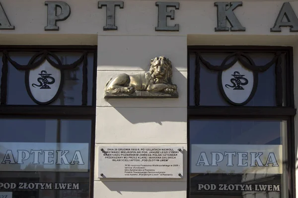 Gamla marknaden sqaure i Poznan. Polen. Gamla hus witn skylten Apteka — Stockfoto