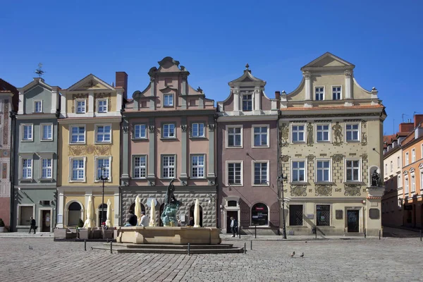 Řada barevných starých domů v historickém náměstí — Stock fotografie