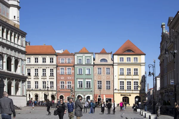 Fila de coloridas casas antiguas en la plaza histórica de la ciudad — Foto de Stock
