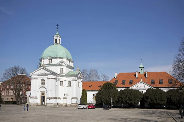 Warschau Polen kerk van St. Casimir in Newtown Square grenzend aan de oude stad — Stockfoto